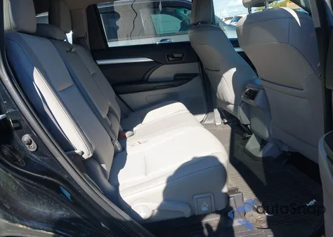 2018 Toyota Highlander Le Plus z USA, uszkodzony, nr VIN 5TDBZRFH7JS497059